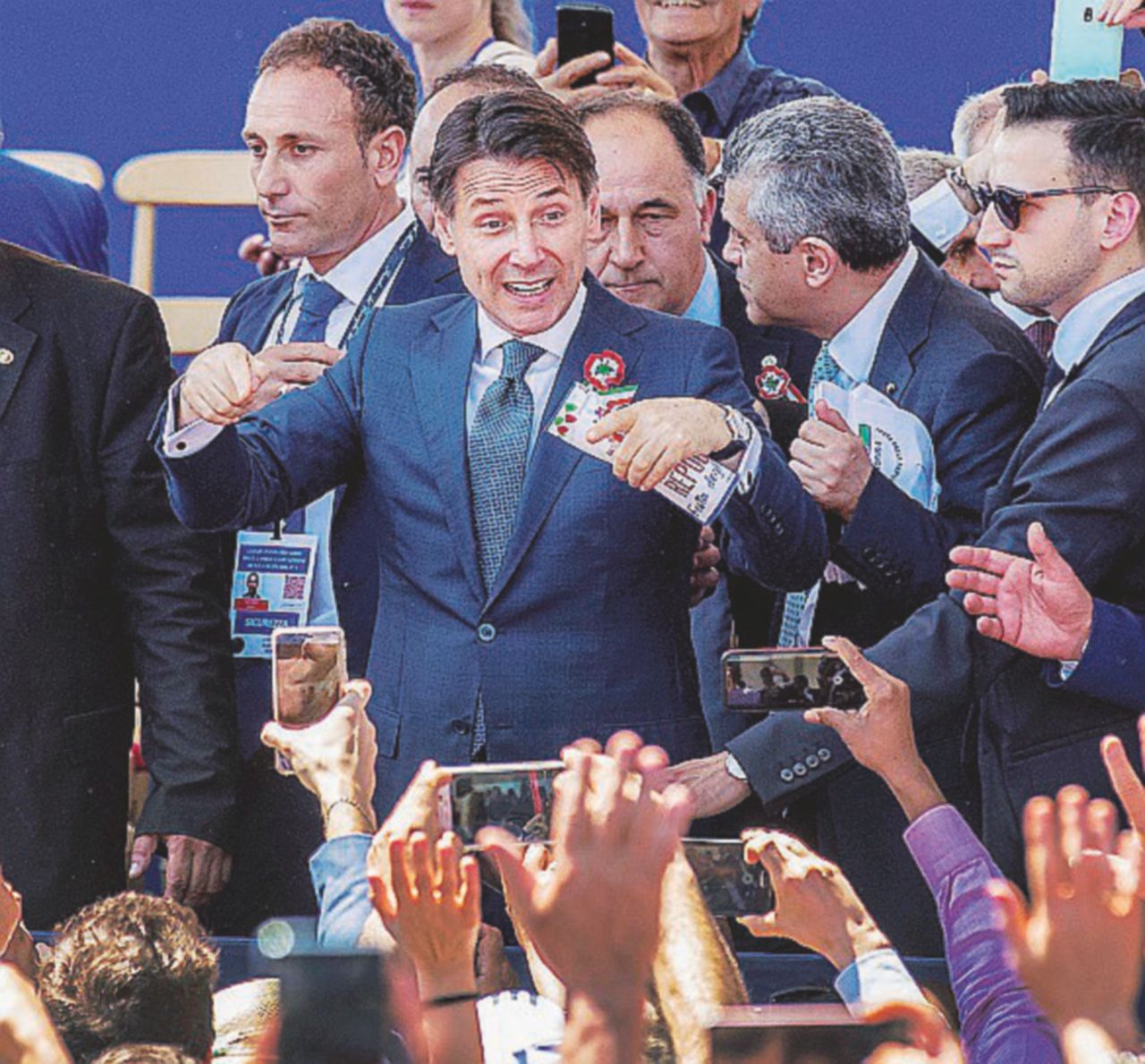 Bagno di folla e cori, poi al telefono coi leader: il primo giorno del prof Bagno di folla e cori, poi al telefono coi leader: il primo giorno del prof