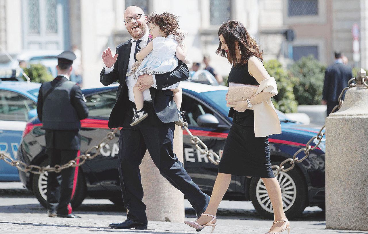Al Quirinale - Il ministro in compagnia della moglie e della figlia arriva al Colle per il suo giuramento - Ansa Il M5S contro Fontana: prima grana gialloverde