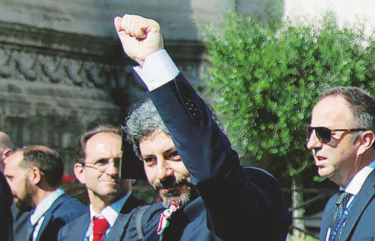 Il pugno di Fico turba la meloni Il pugno di Fico turba la meloni