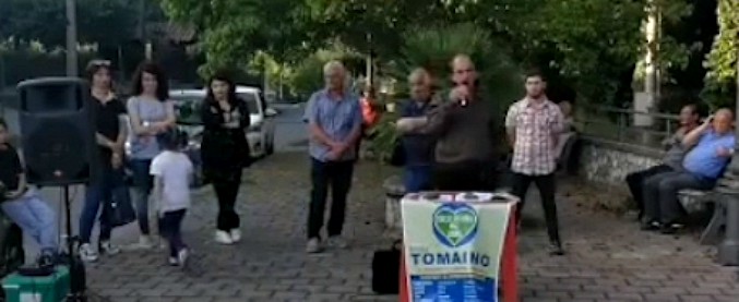 Copertina di Calabria, il candidato paragona la sua lista al Leicester di Ranieri: “Scusate l’inglese…”. E il comizio diventa virale