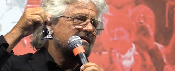 Copertina di M5s, Grillo sul palco suona la campanella: “E ora chi me la prenderò? Un mondo se ne va e un altro sta arrivando”