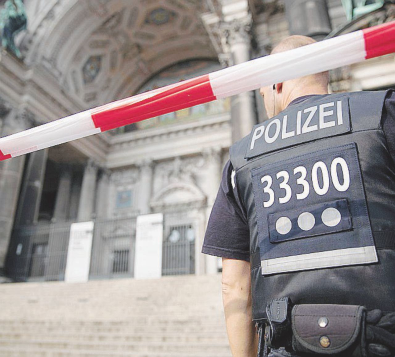 Berlino, polizia spara a un sospetto nel duomo Berlino, polizia spara a un sospetto nel duomo