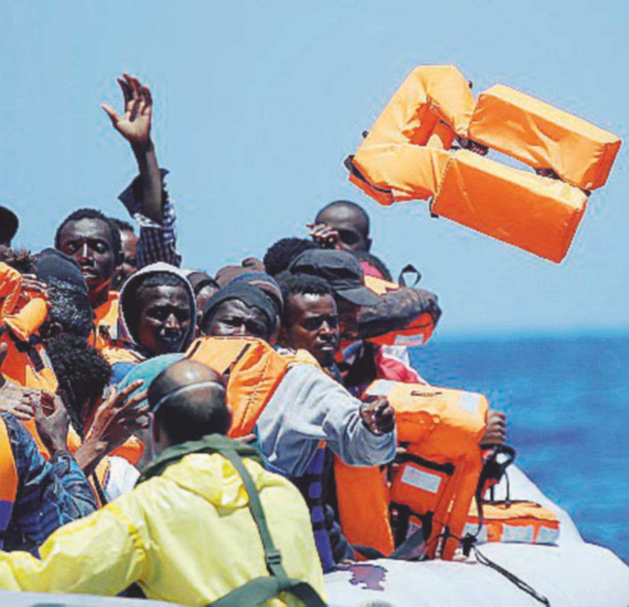 Mediterraneo, oltre 50 morti in due naufragi Mediterraneo, oltre 50 morti in due naufragi
