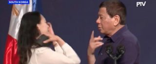 Copertina di Filippine, polemica sul presidente Duterte. Invita due lavoratrici sul palco e ne bacia una sulle labbra