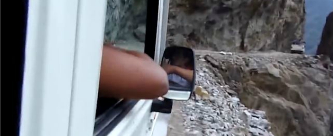 Copertina di Stretta, piena di curve e senza guardrail: la strada è da brividi (e vietata a chi soffre di vertigini)