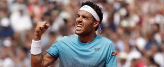 Copertina di Roland Garros, Cecchinato batte Djokovic. L’azzurro in semifinale nello Slam: non succedeva da 40 anni
