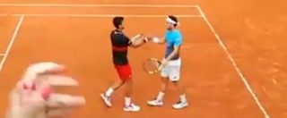 Copertina di Roland Garros, Cecchinato batte Djokovic. A fine partita il serbo si avvicina all’italiano e lo abbraccia