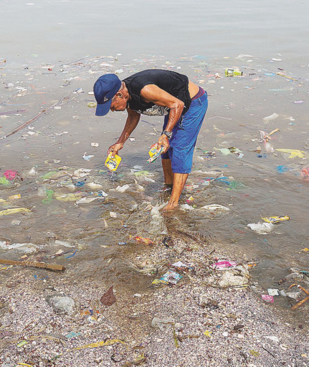 Copertina di Il profitto sporca le spiagge di Manila
