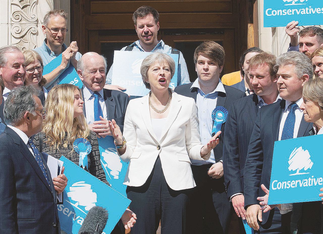 Sotto scacco - La premier britannica Theresa May - LaPresse Il “film de paura” della Brexit “trucco” per l’uscita soft dall’Ue