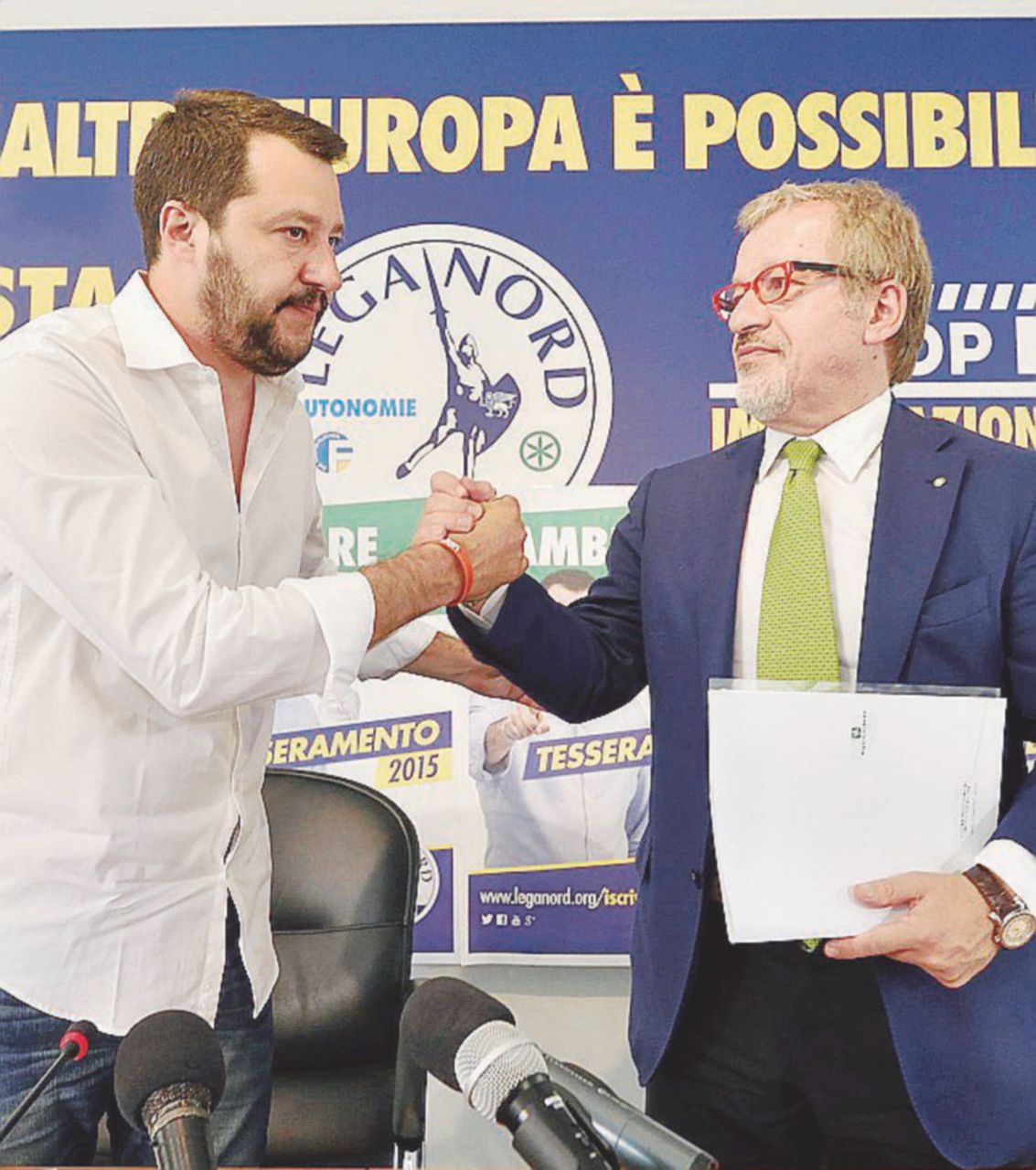 Rivali - Il segretario della Lega Matteo Salvini con l’ex ministro dell’Interno Roberto Maroni - Ansa Salvini tira dritto. L’anno prossimo si ricandida leader
