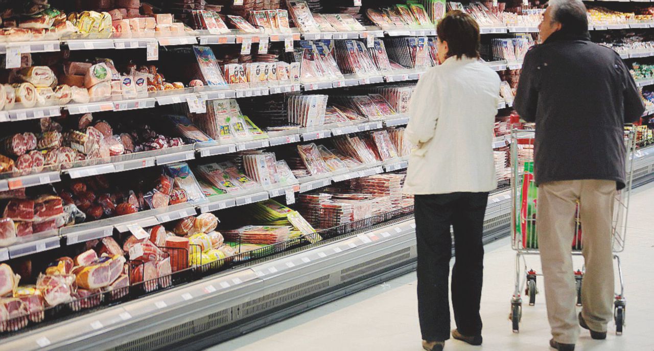 Rischio carrello - Ogni punto in più sull’aliquota al 10%, fa crescere la spesa media mensile di 7 euro, ogni punto in più su quella al 22%, un aumento di 8,7 euro: una simulazione su dati Istat - Ansa Far salire l’Iva costerebbe 30 euro al mese a ogni famiglia: un macigno sui consumi