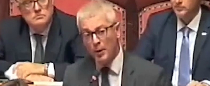 Copertina di Governo, Morra (M5s) contro Renzi: “Nostro presidente cita filosofi e letterati russi, lui i Jalisse e le serie televisive”