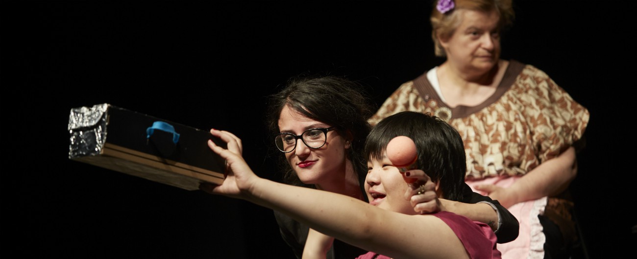 Copertina di Teatro, 80 attori disabili sul palco a Milano. “Recitare mi spinge a superare la paura e a farmi sentire”