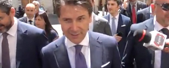 Copertina di Governo, Conte scherza con i cronisti: “Discorso concordato con Di Maio e Salvini? Hanno scritto tutto gli altri…”