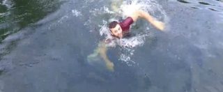 Copertina di Il drone sta precipitando e questo ragazzo si getta in acqua prima dell’impatto. Ce la farà a salvarlo?