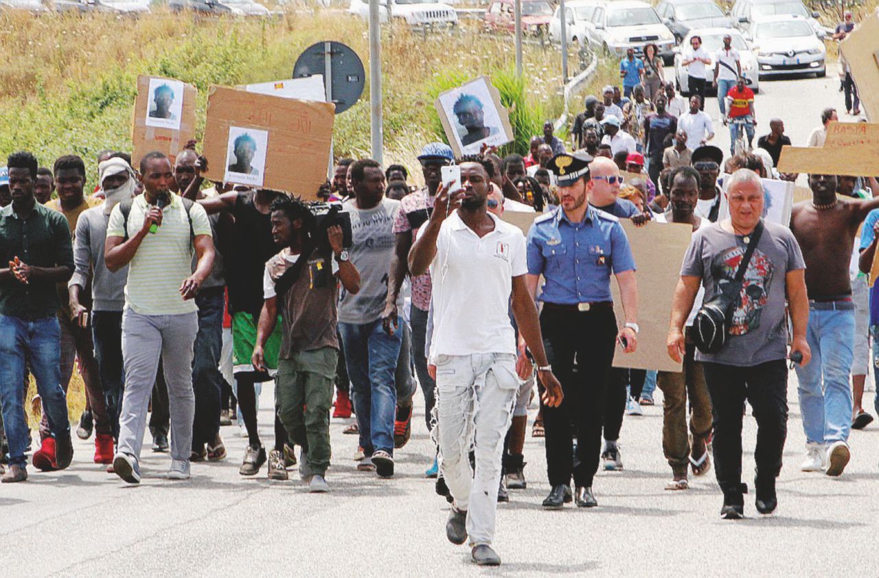 La rivolta dei braccianti: “Ammazzati come animali” La rivolta dei braccianti: “Ammazzati come animali”
