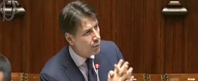 Copertina di Governo, lo scivolone di Conte mentre parla a braccio: “Il rispetto della presunzione di colpevolezza…”