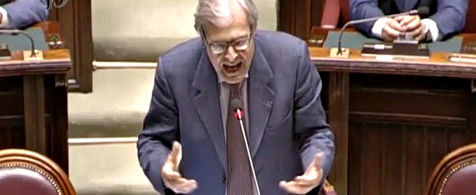 Copertina di Governo, Sgarbi show alla Camera: “Dove c’è il disordine io prospero. Voterò la fiducia per assistere al vostro declino”