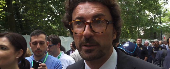 Copertina di Tav, Toninelli: “Passare sul corpo di Chiamparino per bloccarla? Stia tranquillo, potrebbe non esserci mai un treno”