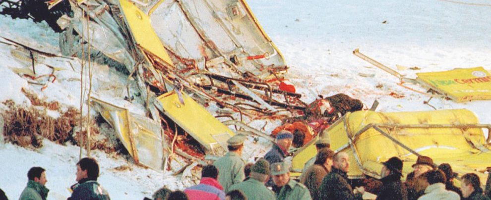 Soccorritori sul luogo dove il 3 febbraio 1998 un aereo militare (Ea-6b) statunitense si è schiantato sui cavi della Funivia del Cermis, in localita' Masi di Cavalese, provocando la morte di venti persone. Risse, rapine e stupri: la legge non è uguale per i soldati Usa