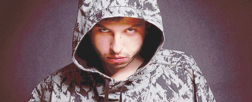 Tra citazioni alte e scenari pulp - Giulio Elia Sabatello, in arte Lowlow, ha 25 anni. Il brano “Ulisse”, tratto dal suo primo album, ha oltre 30 milioni di visualizzazioni su Youtube “Mi sento un bambino soldato. Il mio rap è fatto (anche) di pillole”