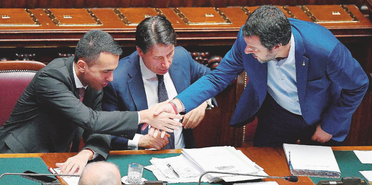 Triade - Di Maio e Salvini con il premier Conte. Conte, c’è la seconda fiducia: numeri ampi e qualche gaffe