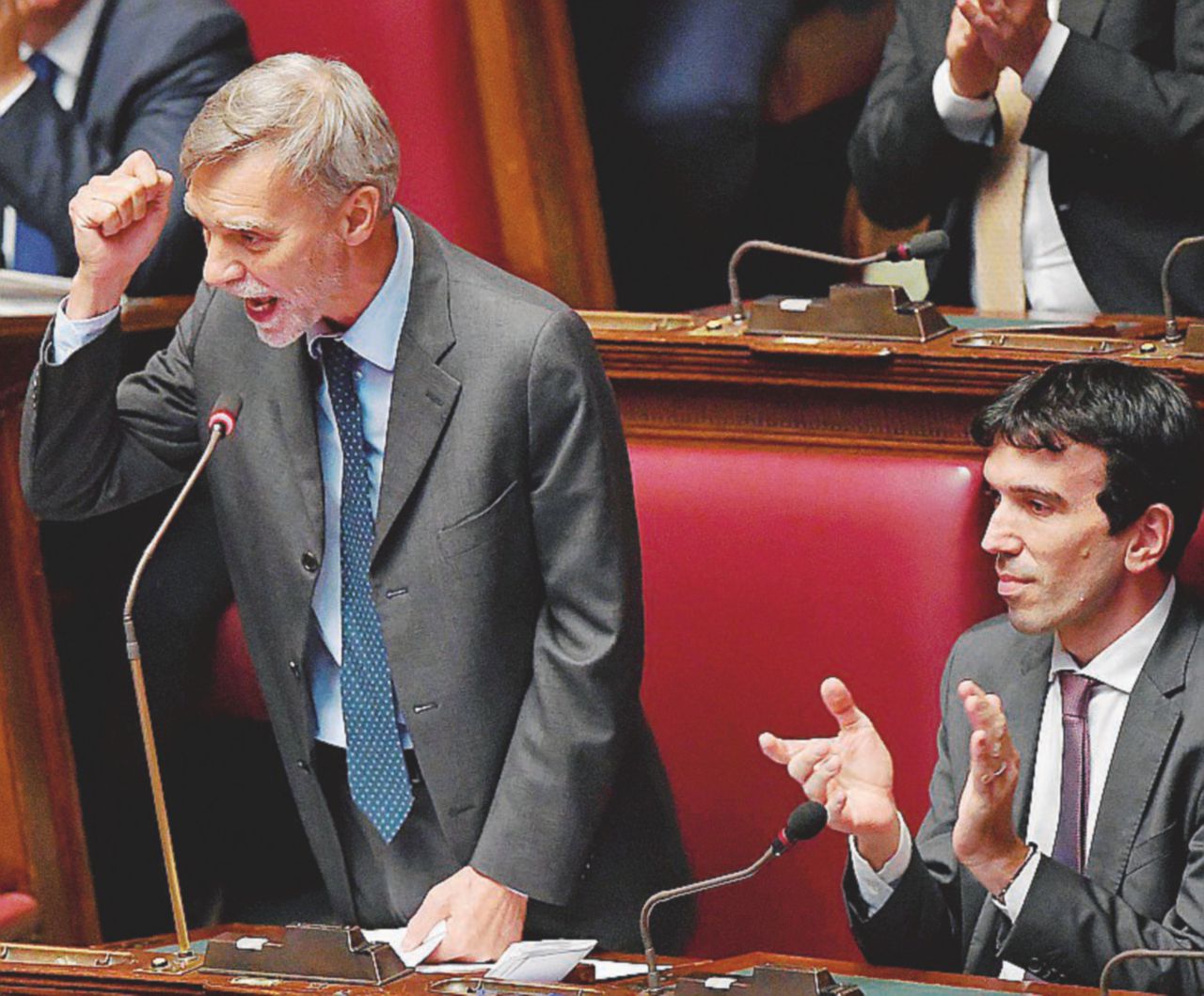 L’antifa - Graziano Delrio ieri ha evocato addirittura le leggi razziali. Accanto, Maurizio Martina - Ansa L’allarme fascismo scompare per 48 ore. In trincea solo il pugnace partigiano Delrio