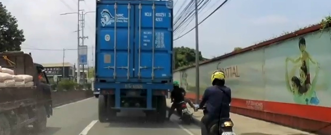 Copertina di Il sorpasso più azzardato dell’anno? È questo: il motociclista rischia la vita, ma la fortuna lo premia. Vedere per credere
