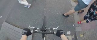 Copertina di Stufo dei pedoni indisciplinati? Questo ciclista ha escogitato un metodo per liberare la corsia per le bici. Ed è infallibile