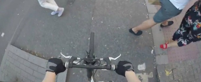 Copertina di Stufo dei pedoni indisciplinati? Questo ciclista ha escogitato un metodo per liberare la corsia per le bici. Ed è infallibile