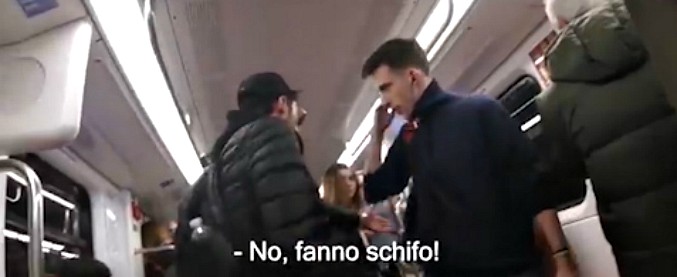 Milano, l’esperimento dello youtuber: finge insulti a coppia gay sulla metro. Ecco come reagiscono gli altri passeggeri