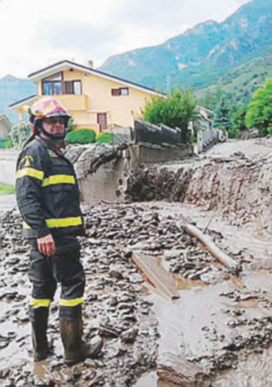 Copertina di Bussoleno, frana la montagna: 200 evacuati dal paese