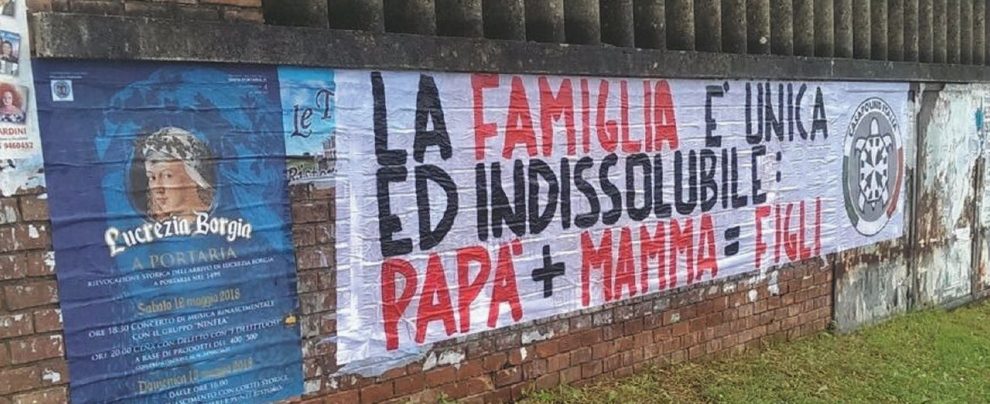 Lo striscione - La protesta di Casa Pound contro la “Festa delle famiglie arcobaleno” a Todi il 6 maggio scorso Nuovi mestieri usuranti: bibliotecaria nell’era Casa Pound