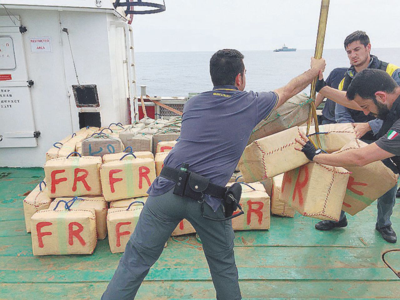 L’operazione della Guardia di Finanza - Ansa La multinazionale del traffico di droga: a bordo del cargo arrestati in 9 (di 7 nazionalità)