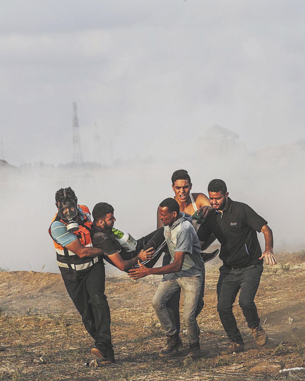 Barriera insanguinata - Un manifestante ferito a Gaza il 1° giugno - Ansa Hamas e il sacrificio palestinese nel venerdì di sangue di Gaza