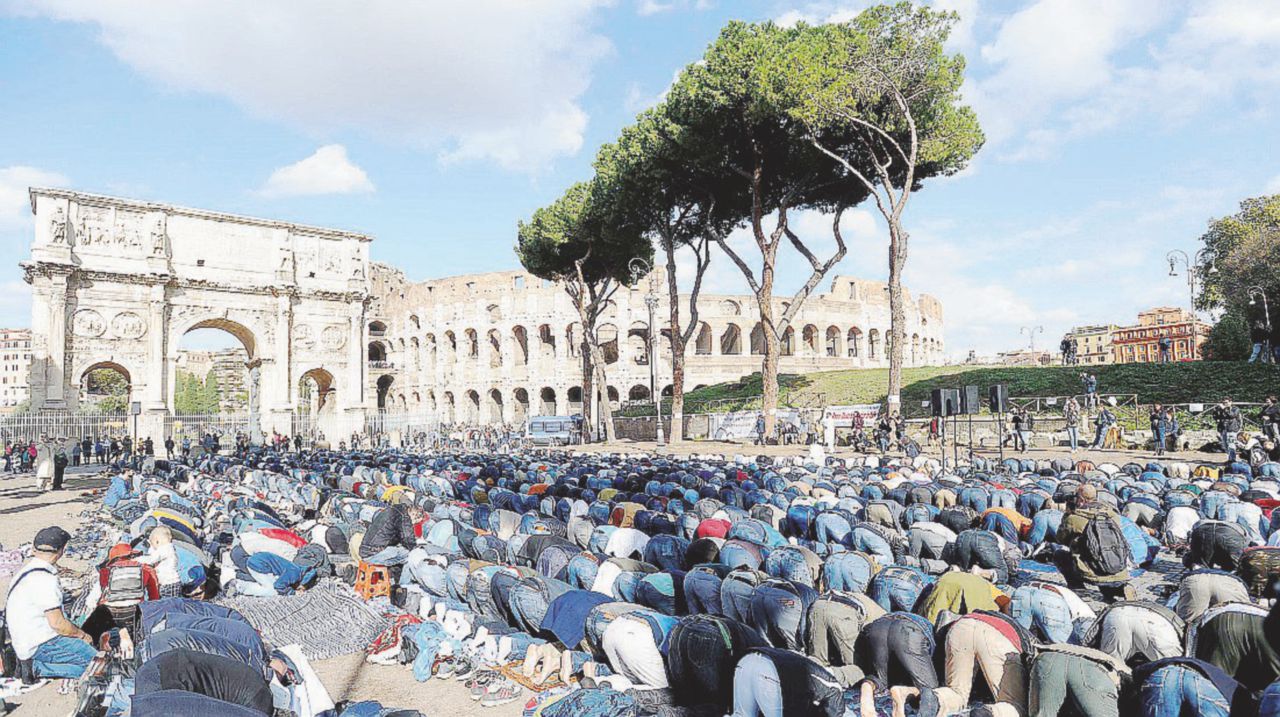 Mancano moschee - Musulmani in preghiera al Colosseo a Roma - LaPresse Fine Ramadan con Salvini: i timori dell’Islam italiano