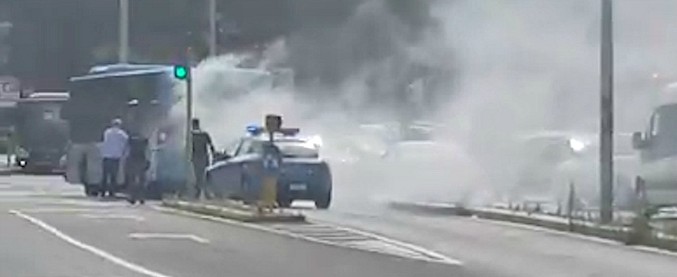 Copertina di Roma, autobus a fuoco vicino al Vaticano: fumo e fiamme in strada, circolazione in tilt