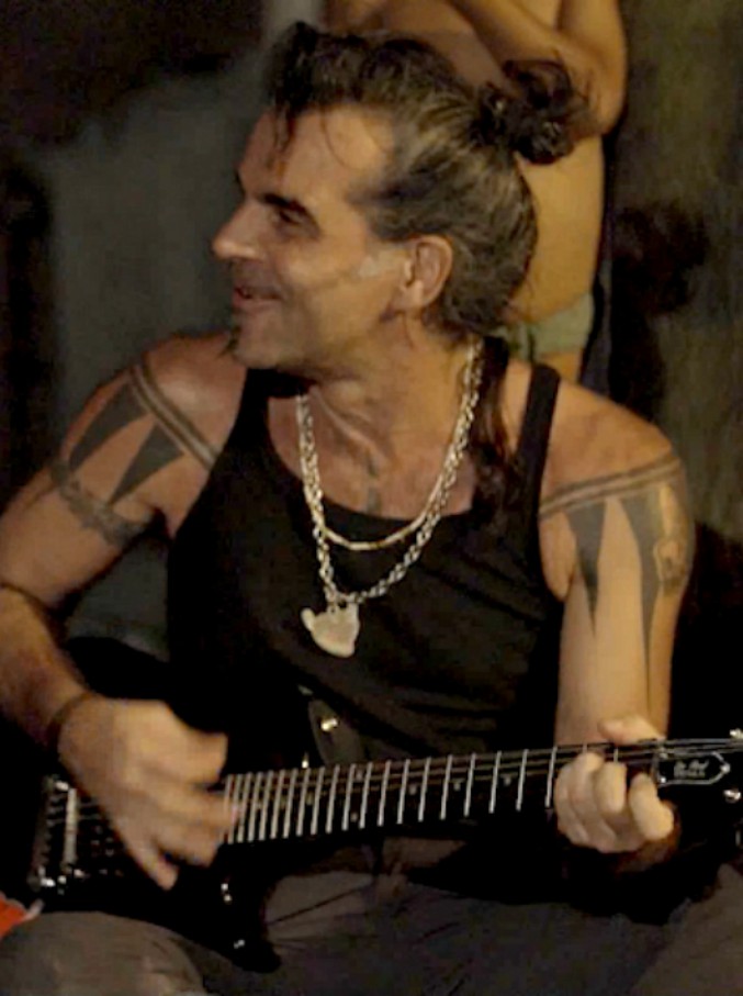 Copertina di Raz & the tribe, su Sky la seconda puntata della docuserie: Raz Degan con Piero Pelù in Indonesia ai confini della civiltà