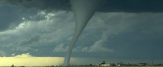 Copertina di Ricordate Twister? La furia di questo tornado fa paura: ecco il momento in cui “scende” dal cielo e si abbatte sulle case