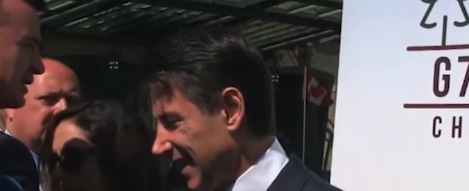 Copertina di G7 Canada, Conte sta per rispondere alle domande dei giornalisti ma Rocco Casalino lo porta via