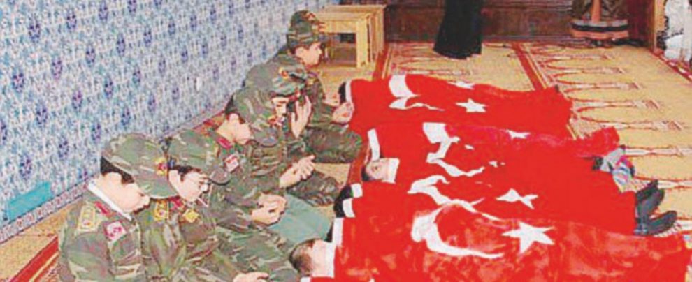 Militanza - Bambini vestiti da soldati in una moschea austriaca - Ansa L’Austria sorpassa a destra i leghisti: chiuse 7 moschee