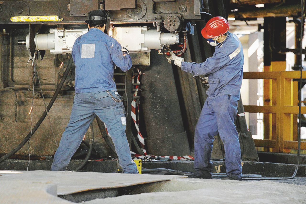Ilva, il siderurgico sta morendo: perso un quarto della produzione. E la liquidità finirà entro agosto
