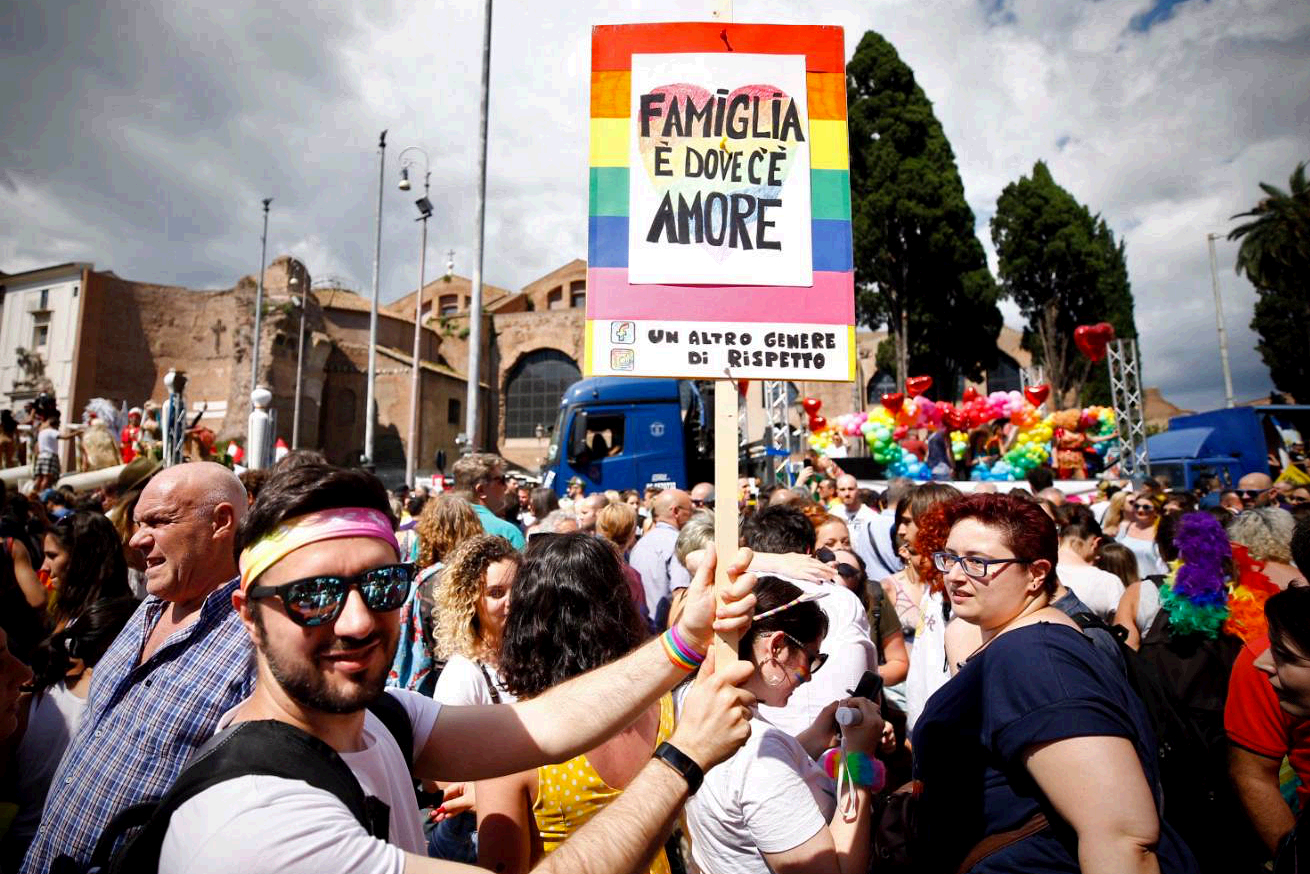 Gay Pride, migliaia in piazza a Roma per la "resistenza arcobaleno