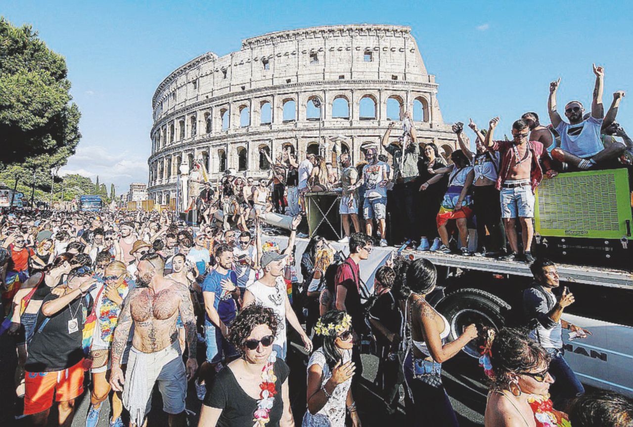 Pride 2018 romano in tono minore. Ma si rivede il Pd Pride 2018 romano in tono minore. Ma si rivede il Pd