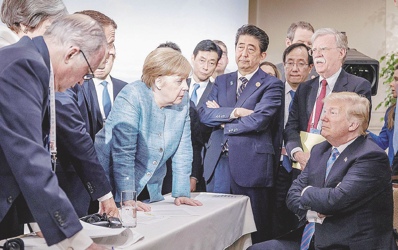 Diplomazia dei gesti - Macron e Merkel parlano a Trump - Ansa Trump si alza e se ne va. Il G7 finisce in pareggio