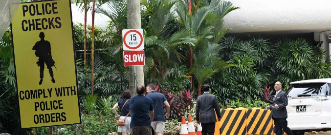 Copertina di Singapore, summit Trump-Kim nell’hotel-bunker. Nordcoreano atterra con aereo cinese: “Il mondo ci guarda”