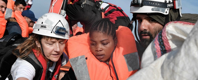 Copertina di Aquarius, il racconto del soccorritore sulla nave: “Valencia è troppo lontana, stasera terminiamo il cibo per i migranti” (AUDIO)