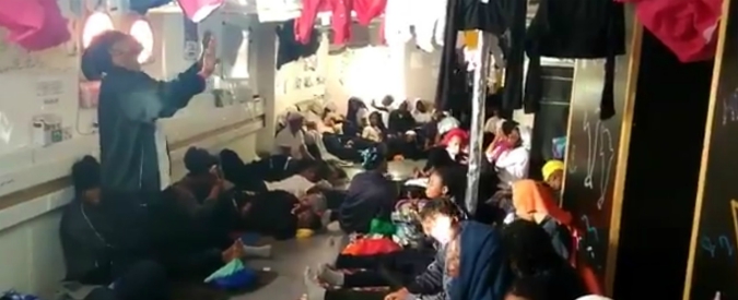 Copertina di Aquarius, la preghiera mattutina dei migranti a bordo della nave di Sos Méditerranée: “All I have to say, thank you God”