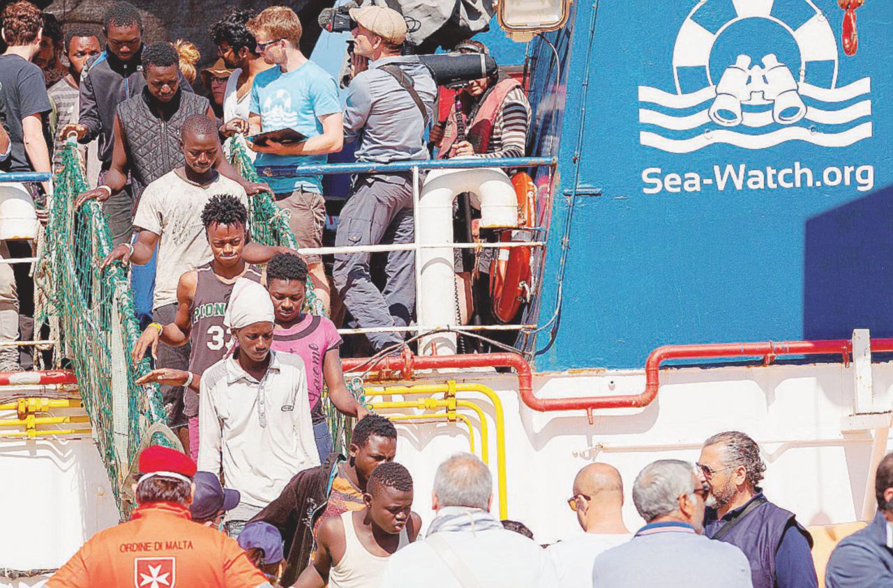 Soccorsi - Una nave di una organizzazione non governativa tedesca che sabato ha portato oltre trecento migranti in Italia - Ansa Migranti, Libia nel caos e centri saturi. Ecco perché ripartono i barconi