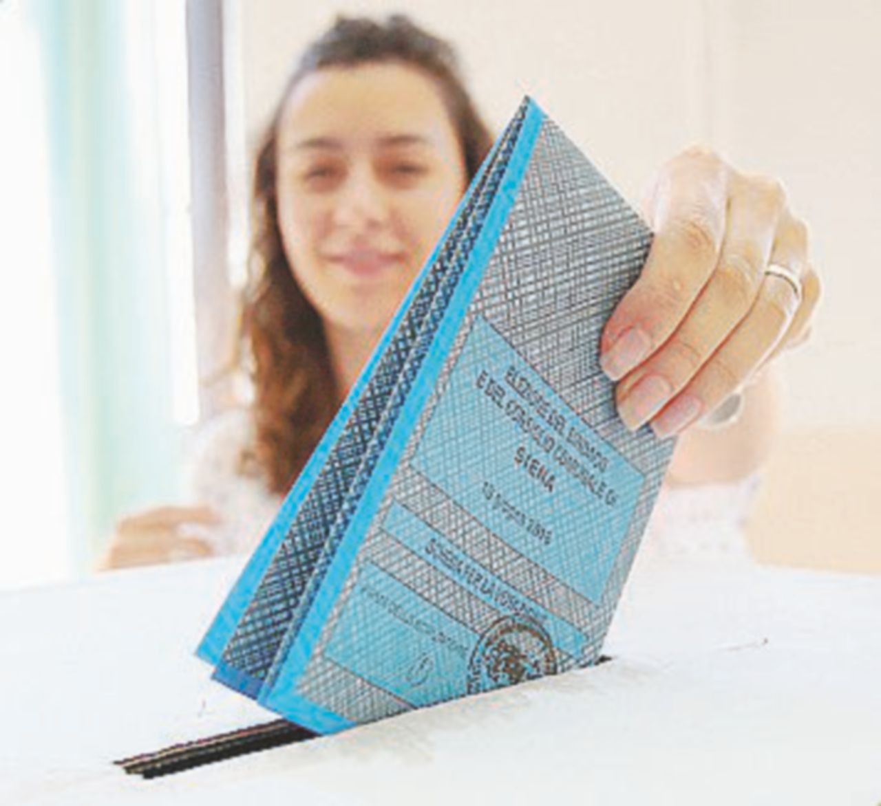 Al voto - Ieri si è votato in 761 Comuni - Ansa Comunali, sale l’affluenza. Pd furioso col leader leghista che rompe il silenzio